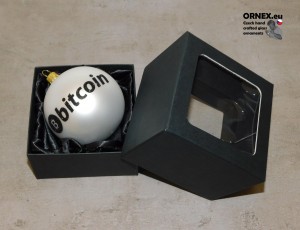(F3) 1278-1 skleněná koule 8 cm bílá, černý nápis BITCOIN - 1 ks